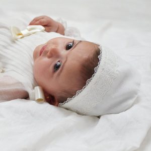 Capota bebé en organza y puntilla bordada