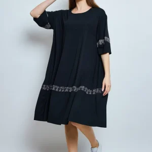 Robe aux tracés blancs