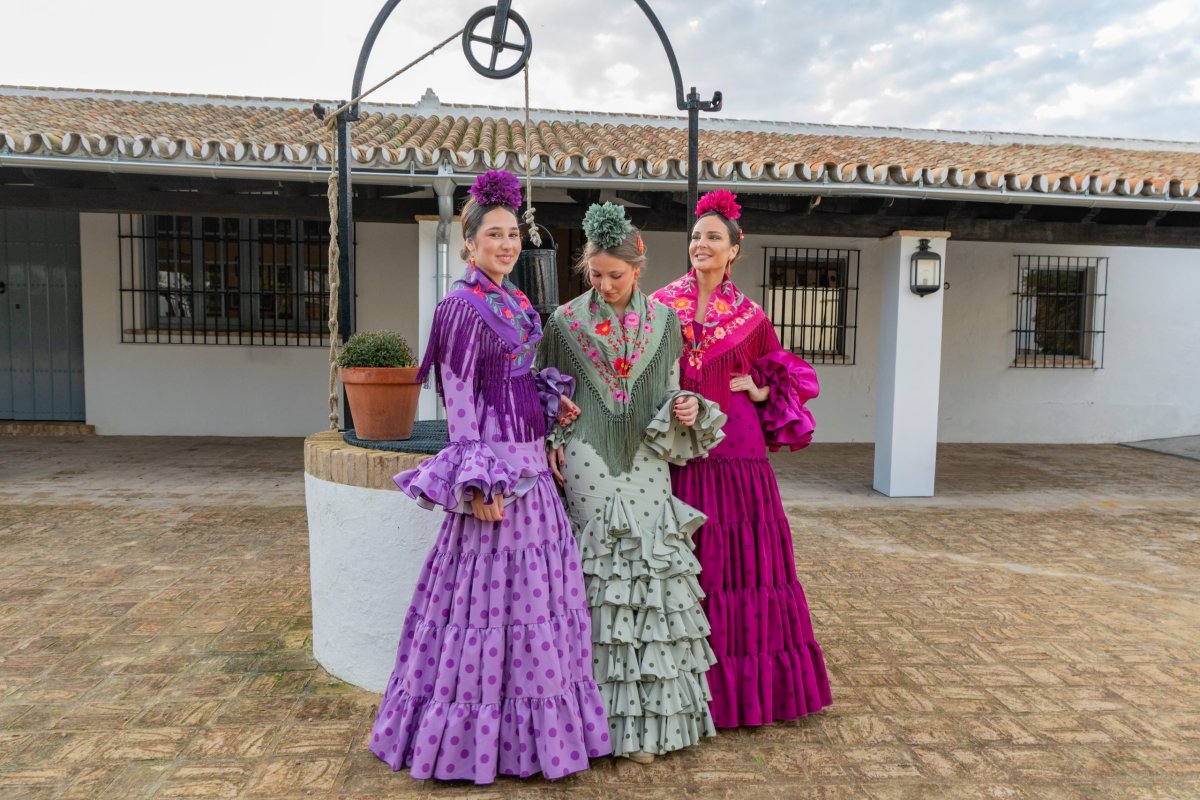 Mantoncillo de Flamenca Bordado “Flor Imperial” en color Morado - Imagen 4
