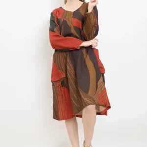 Robe à formes variées marron et rouge