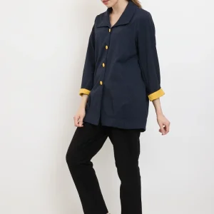 Veste bleue avec des touches jaunes