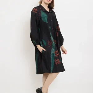 Manteau à formes vertes et dièses rouges