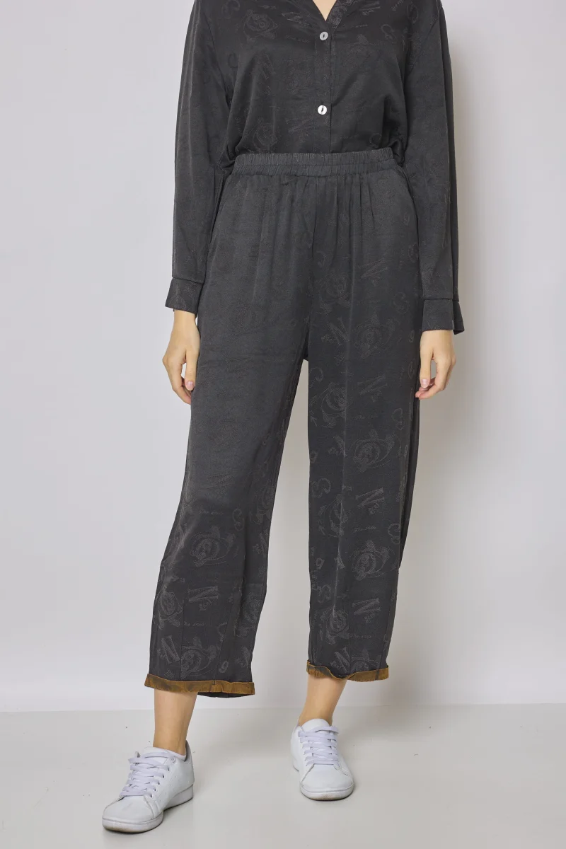Pantalon fluide gris à motifs