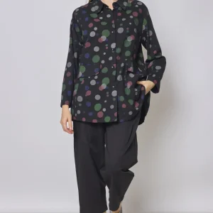 Veste courte noire à motifs ronds