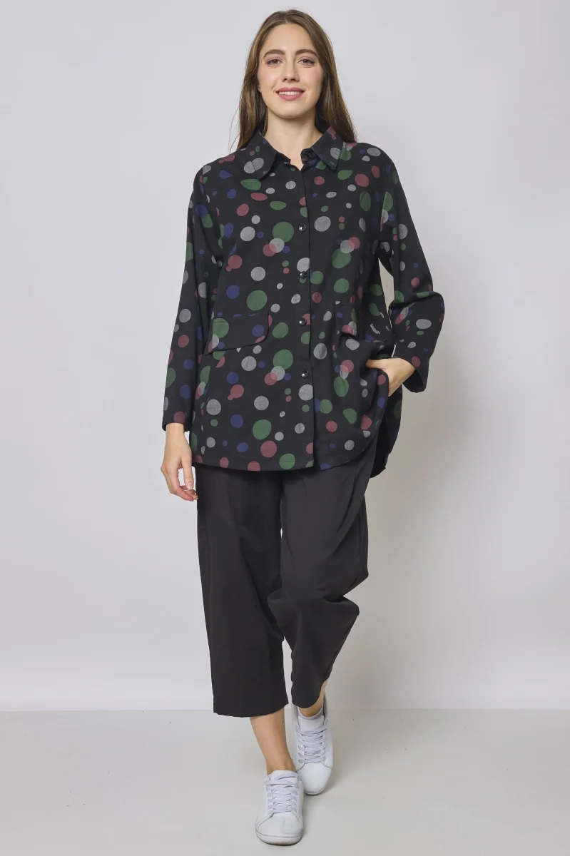 Veste courte noire à motifs ronds