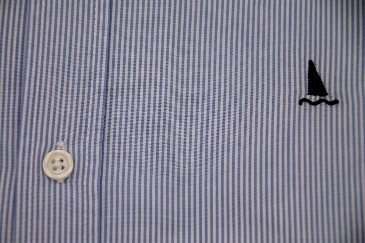CAMISA RAYAS FINAS AZUL Y BLANCA / BOTONES EN EL CUELLO - Imagen 5