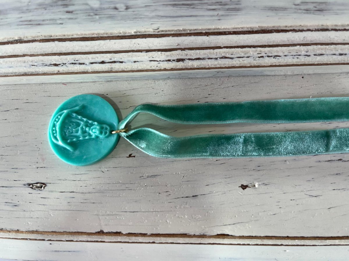 Lazada Rociera para Mantón con Medalla de Resina y Terciopelo - Imagen 8