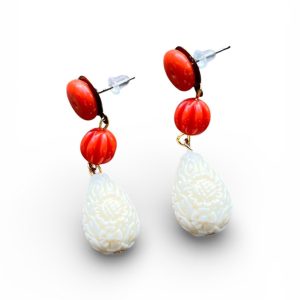 Pendientes Coral y Lágrima Hueso, un estallido de color y tradición flamenca