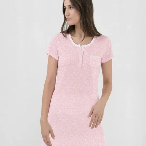 Camisón corto de manga corta rosa con flores blancas