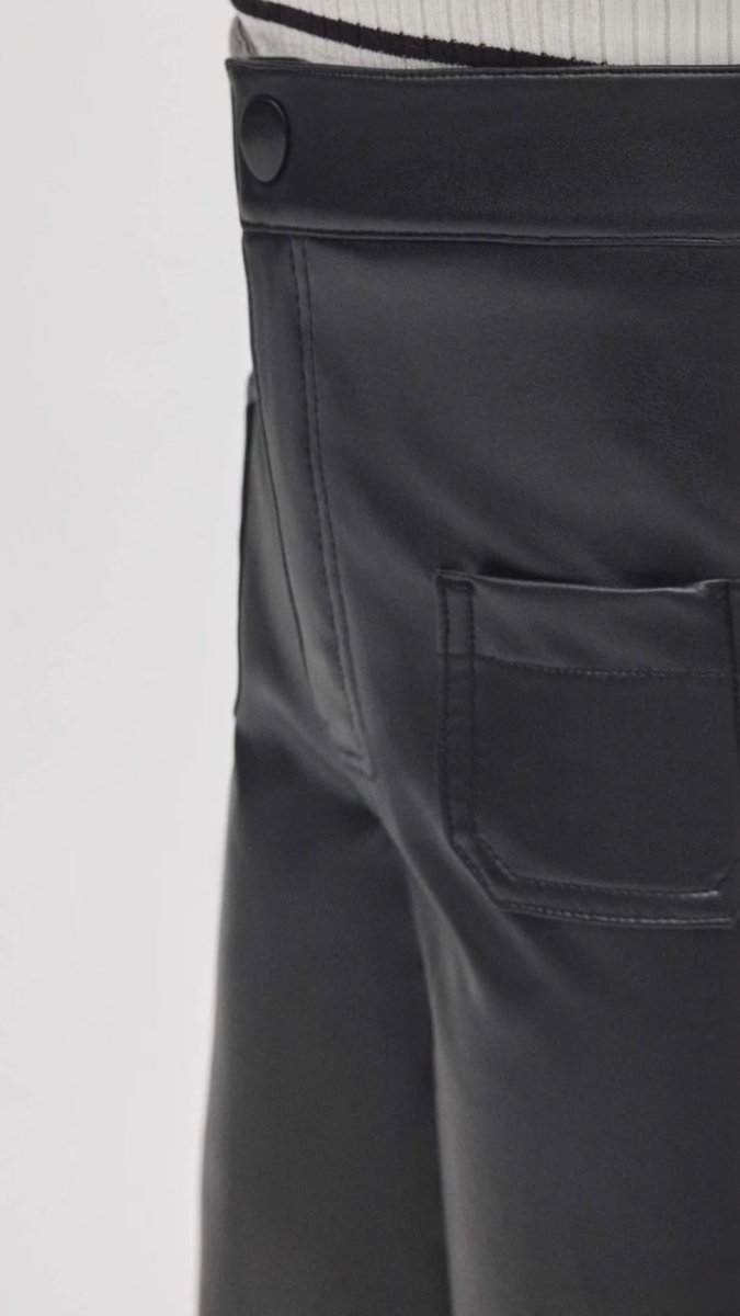 Pantalón ancho efecto piel negro niña – Isabel Mora - Imagen 4