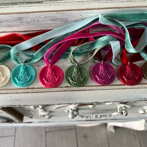 Lazada Rociera para Mantón con Medalla de Resina y Terciopelo