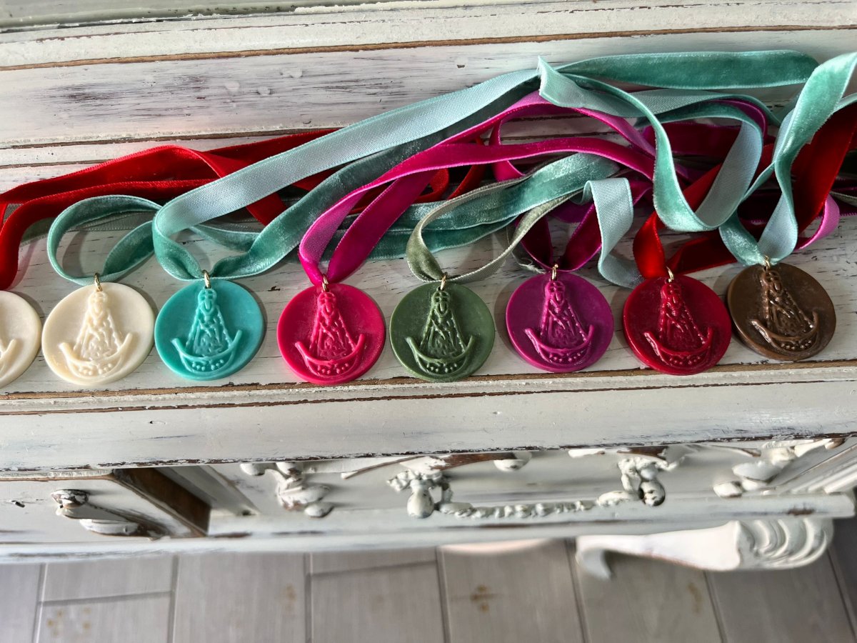 Lazada Rociera para Mantón con Medalla de Resina y Terciopelo - Imagen 2