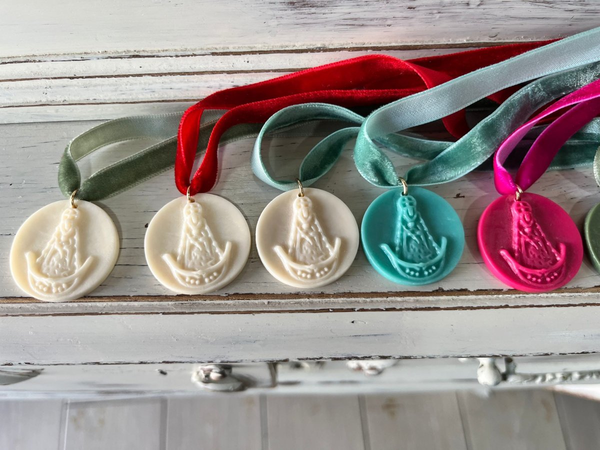 Lazada Rociera para Mantón con Medalla de Resina y Terciopelo - Imagen 3