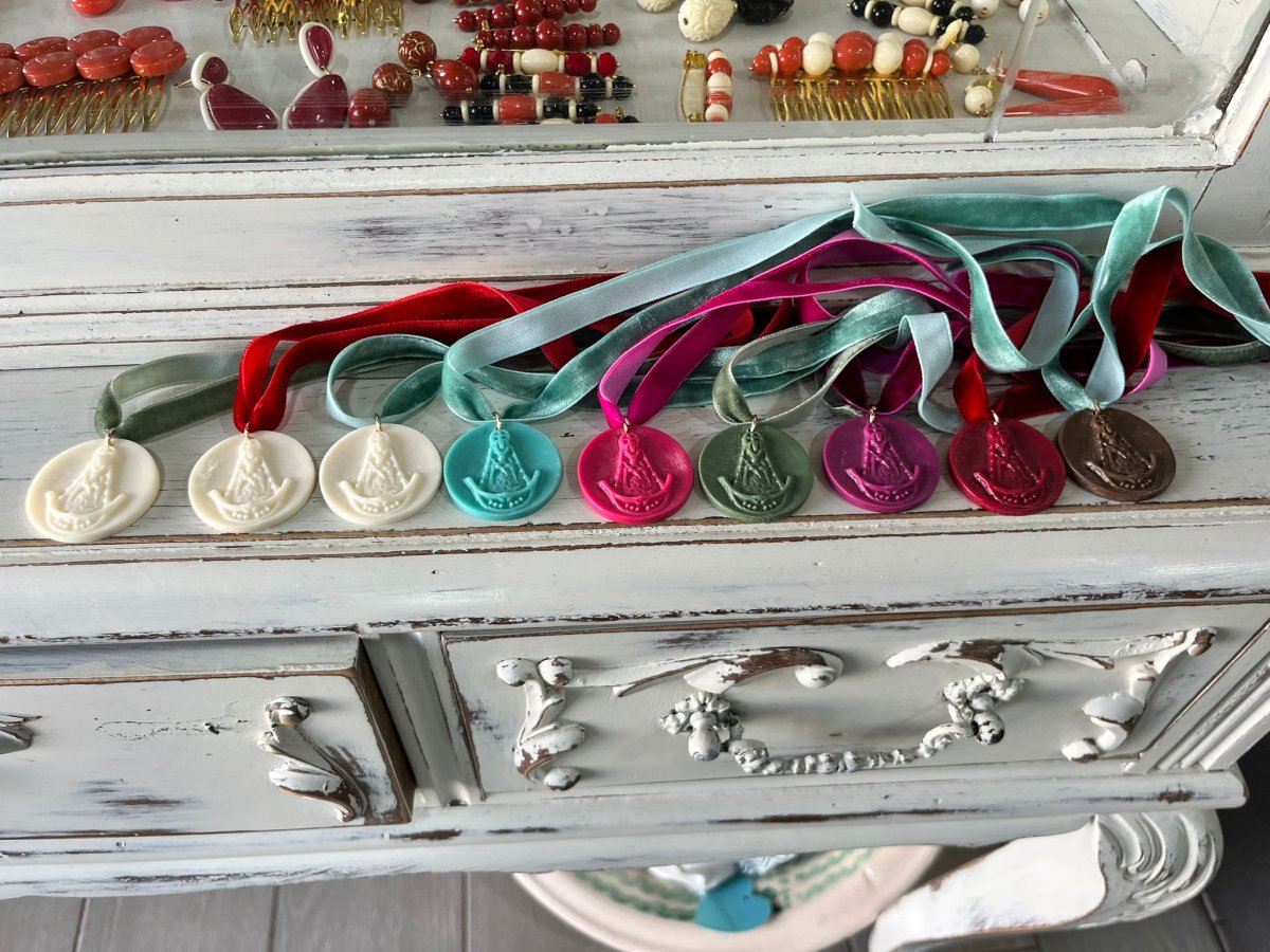 Lazada Rociera para Mantón con Medalla de Resina y Terciopelo - Imagen 4