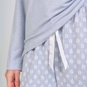 Pijama de mujer largo azul cuello pico puntilla