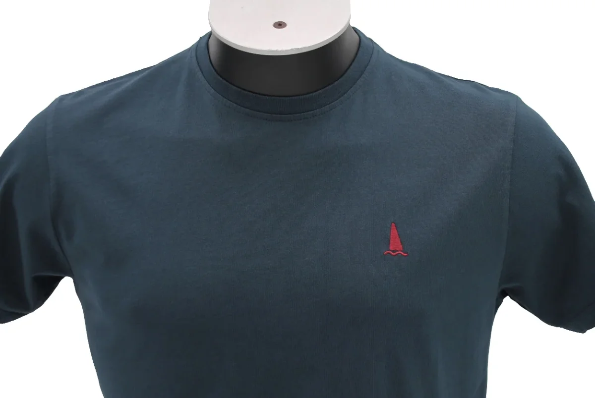 CAMISETA AZUL MARINO LOGO BORDADO - Imagen 3