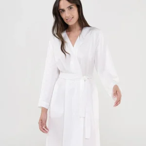 Bata corta de verano marfil topos raso