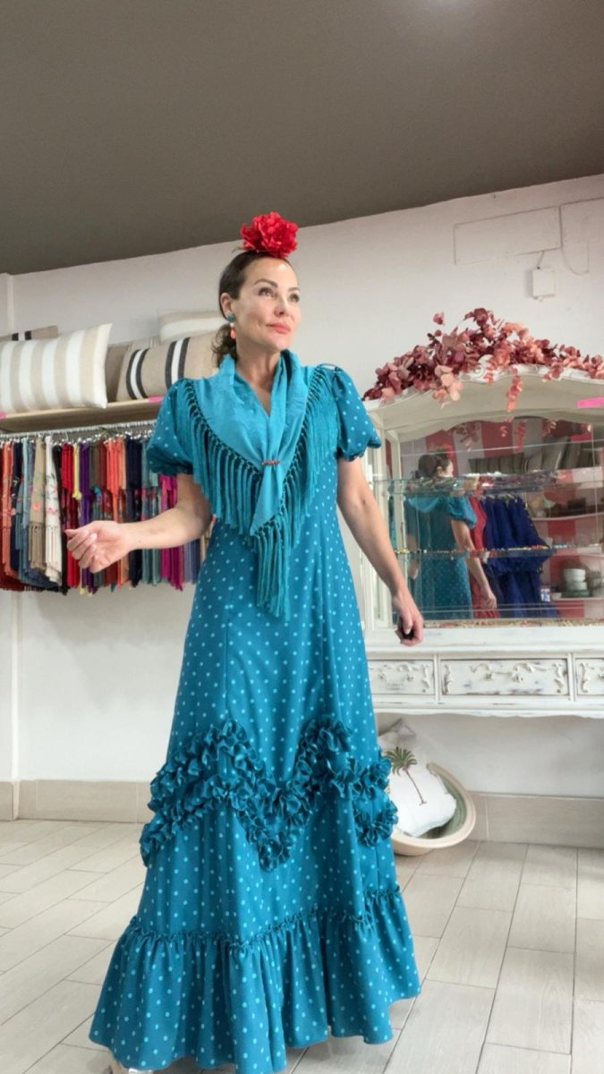 Bata Rociera Artesanal “Azul Añil” + Flor de Regalo – Diseño de Lunares con Volantes