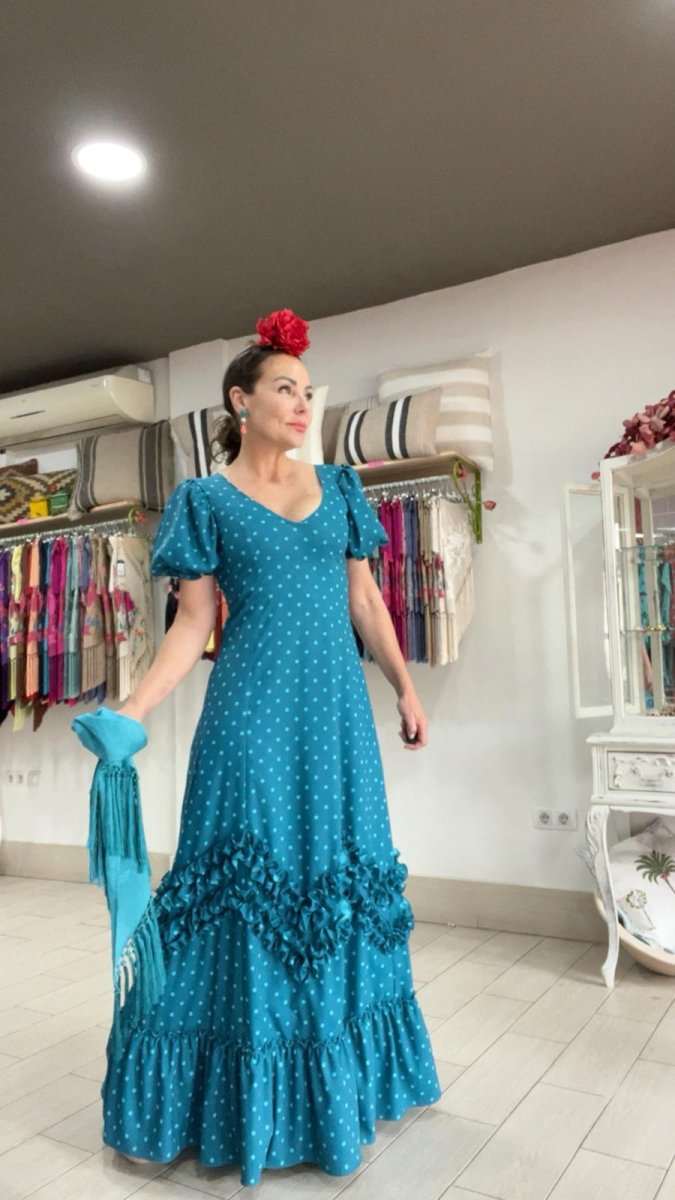 Bata Rociera Artesanal “Azul Añil” + Flor de Regalo – Diseño de Lunares con Volantes - Imagen 3