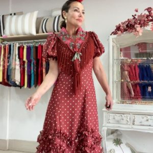 Bata Rociera Artesanal “Marrón Tierra” + Flor de Regalo  – Lunares Clásicos y Volantes en “V”