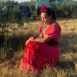 Bata Rociera Artesanal “Fresa Vibrante” + Flor de Regalo – Lunares Negros y Volantes