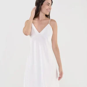 Camisón lencero corto de tirantes marfil topos raso