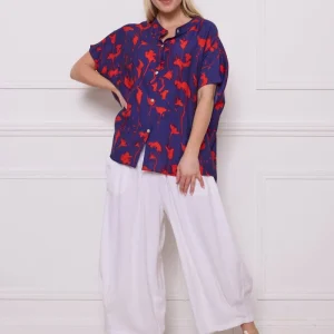 Chemise courte bleue et rouge