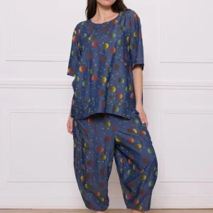 Blouse bleue à motifs ronds
