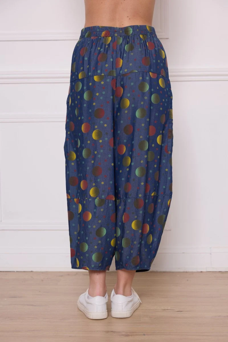 Pantalon bleu à motifs ronds - Imagen 4