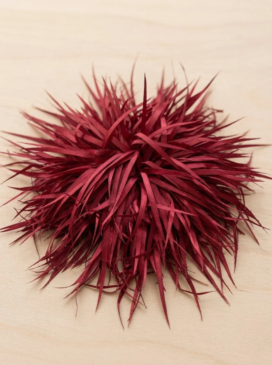Broche Sissi Otto Style Plumas Burdeos - Imagen 5