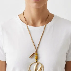 Collar largo medalla dorada piedras mostaza