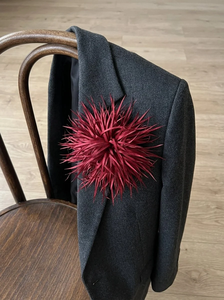 Broche Sissi Otto Style Plumas Burdeos - Imagen 4