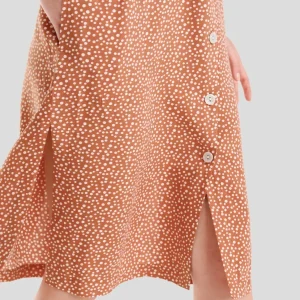 Vestido corto de verano abierto a topitos